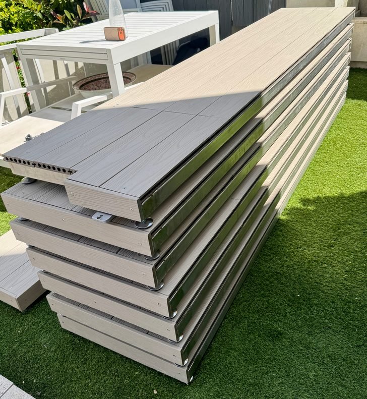 Módulos de cubierta transitable desmontable apilados, listos para instalar
