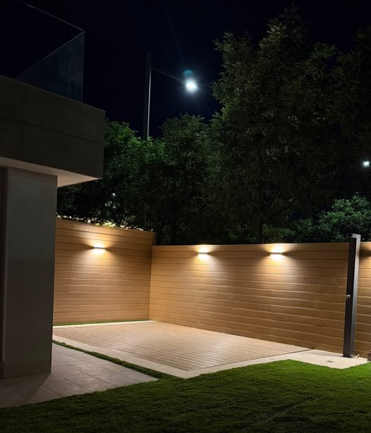 Cubierta plegable automática iluminada de noche en el Proyecto Aria